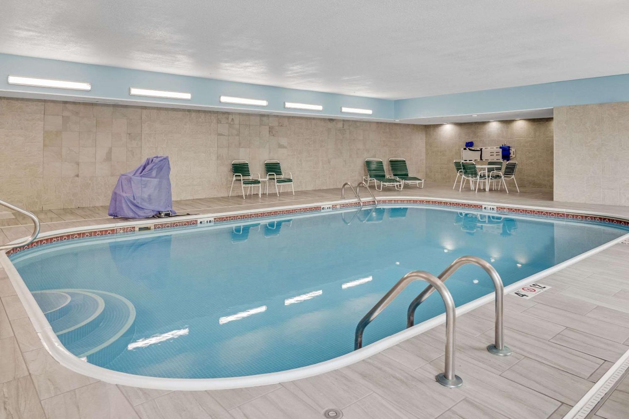 Country Inn & Suites By Radisson, Grand Rapids Airport, Mi Bagian luar foto