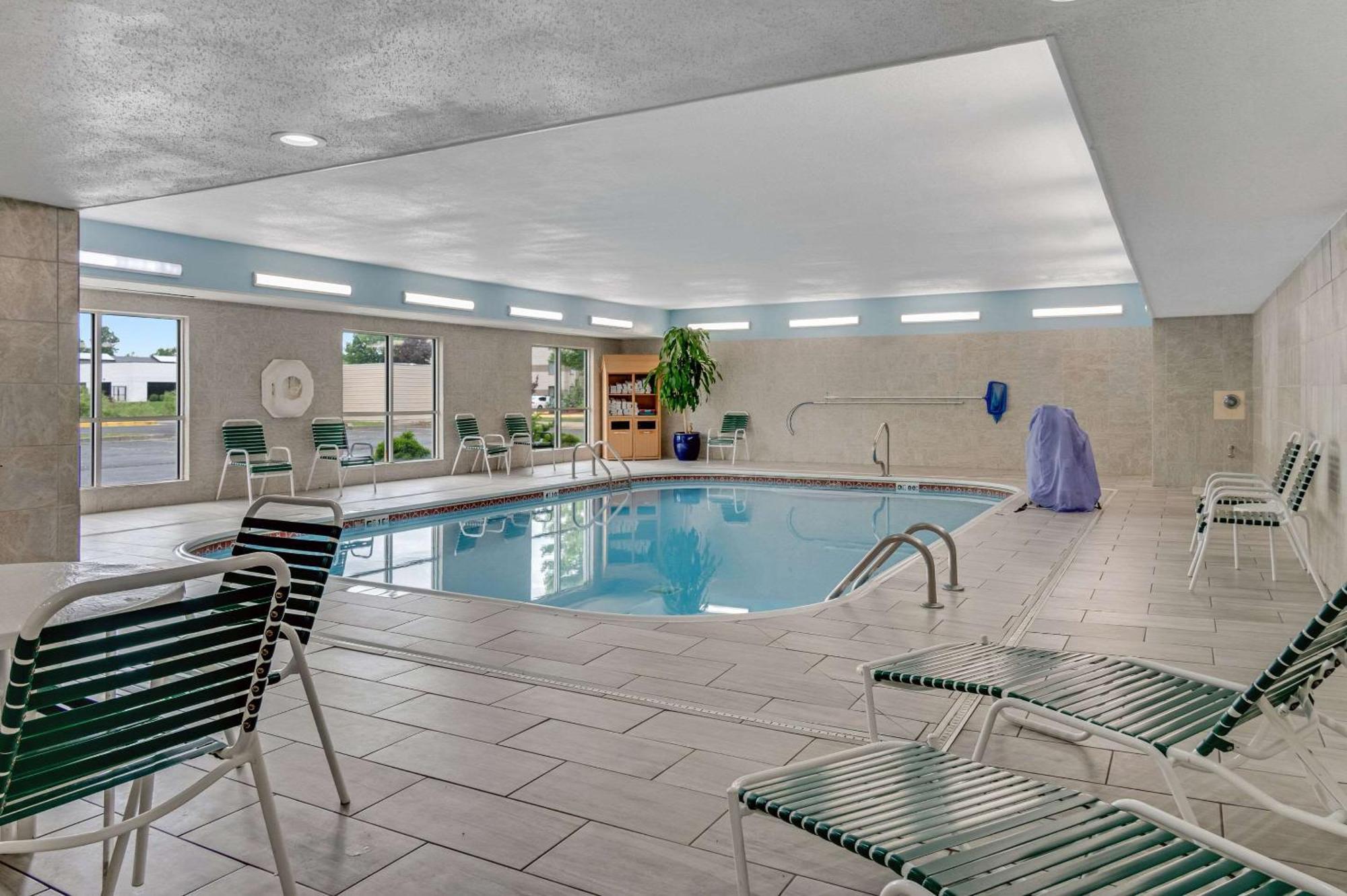 Country Inn & Suites By Radisson, Grand Rapids Airport, Mi Bagian luar foto